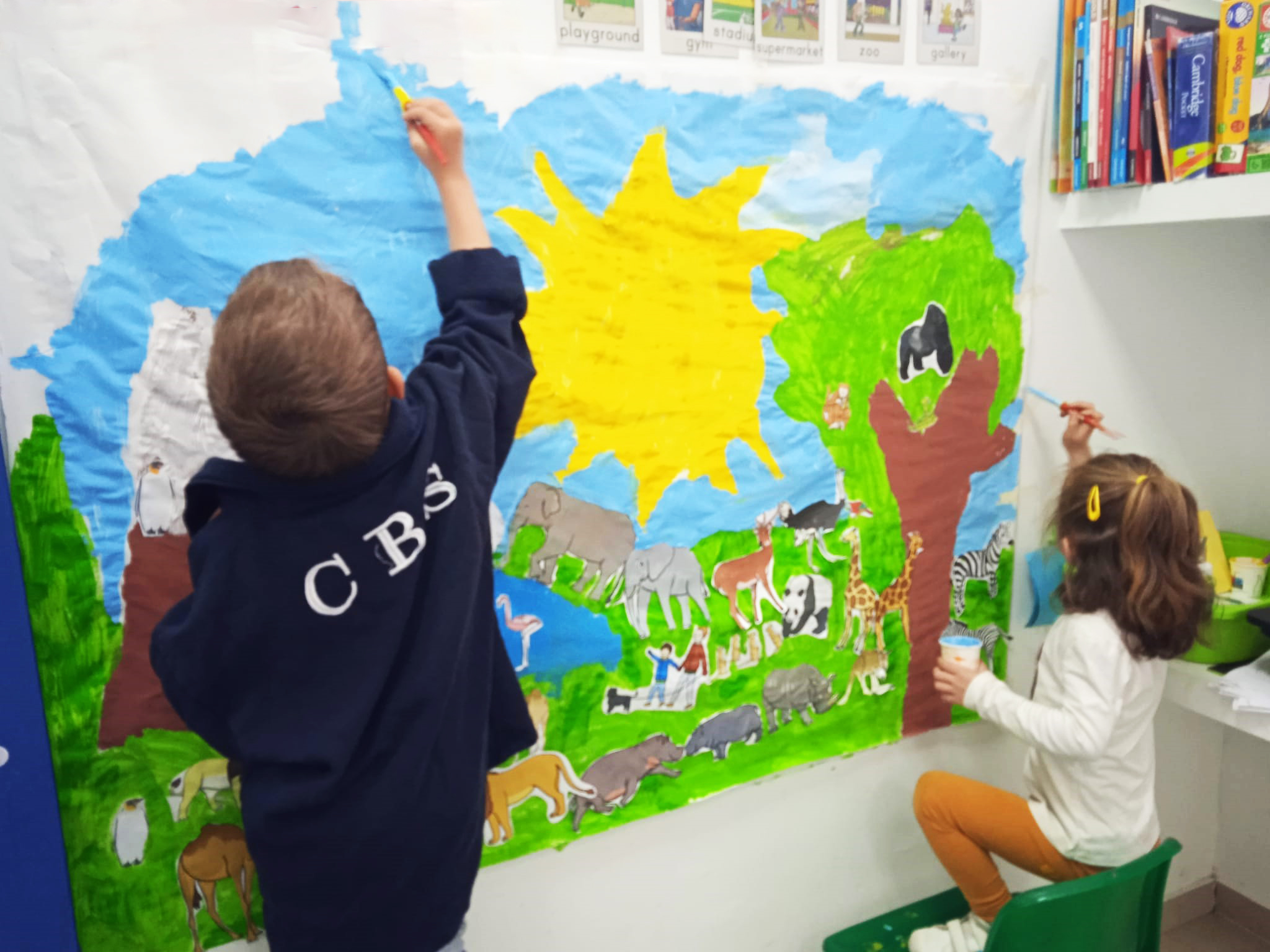 Alumnos aprendiendo inglés mientras se divierten en CBS Language Academy