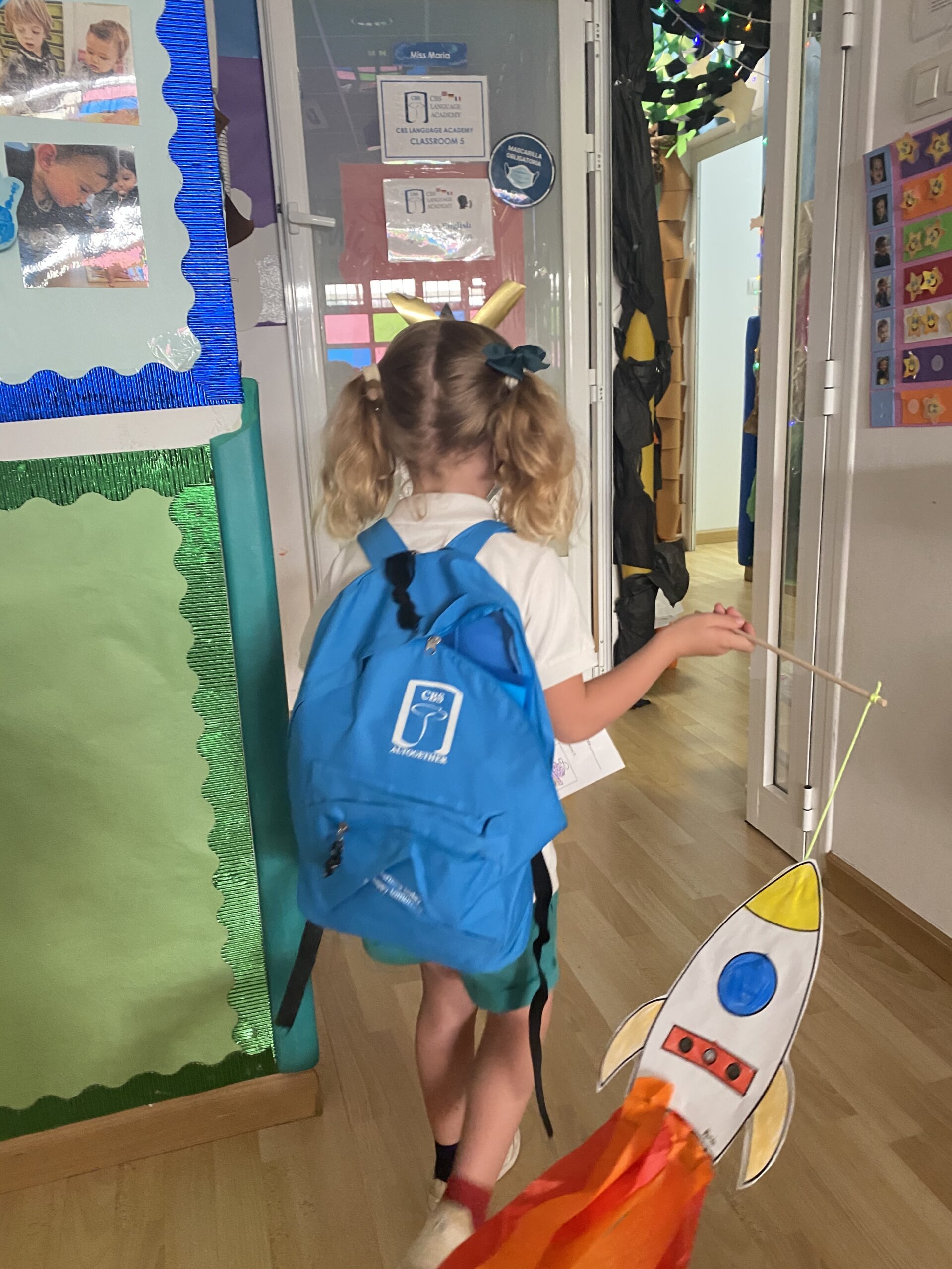 Alumna de Playway aprendiendo inglés mediante un proyecto creativo