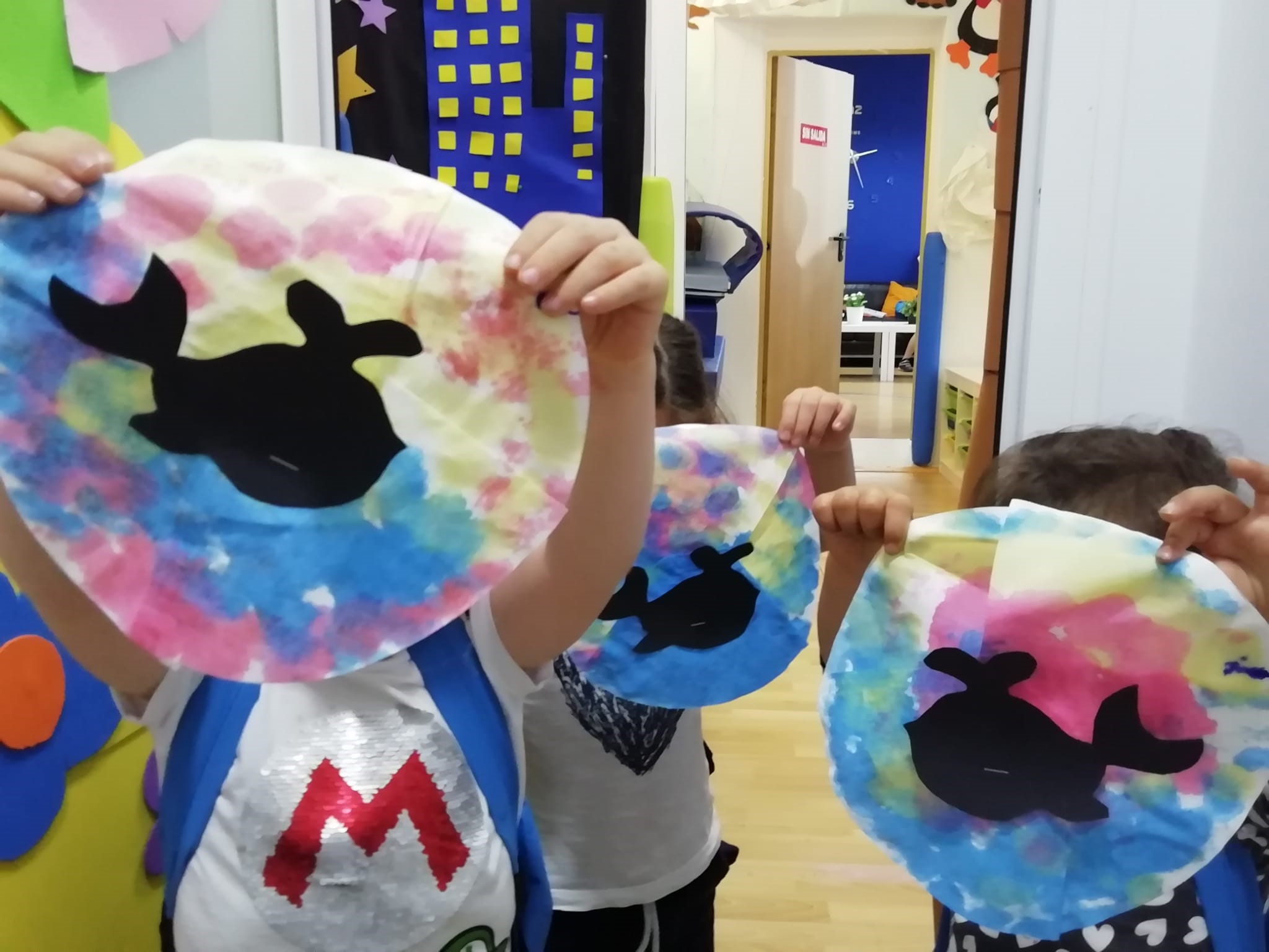 Alumnos de Nursery realizando actividades creativas